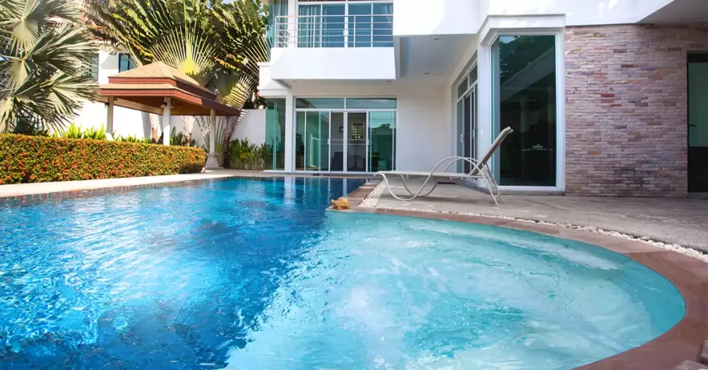 small pool builders vs large pool companies